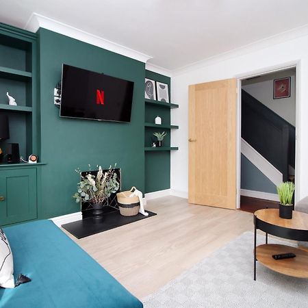 Stylish Home In Bath With Driveway Parking, 10Min From City Bagian luar foto