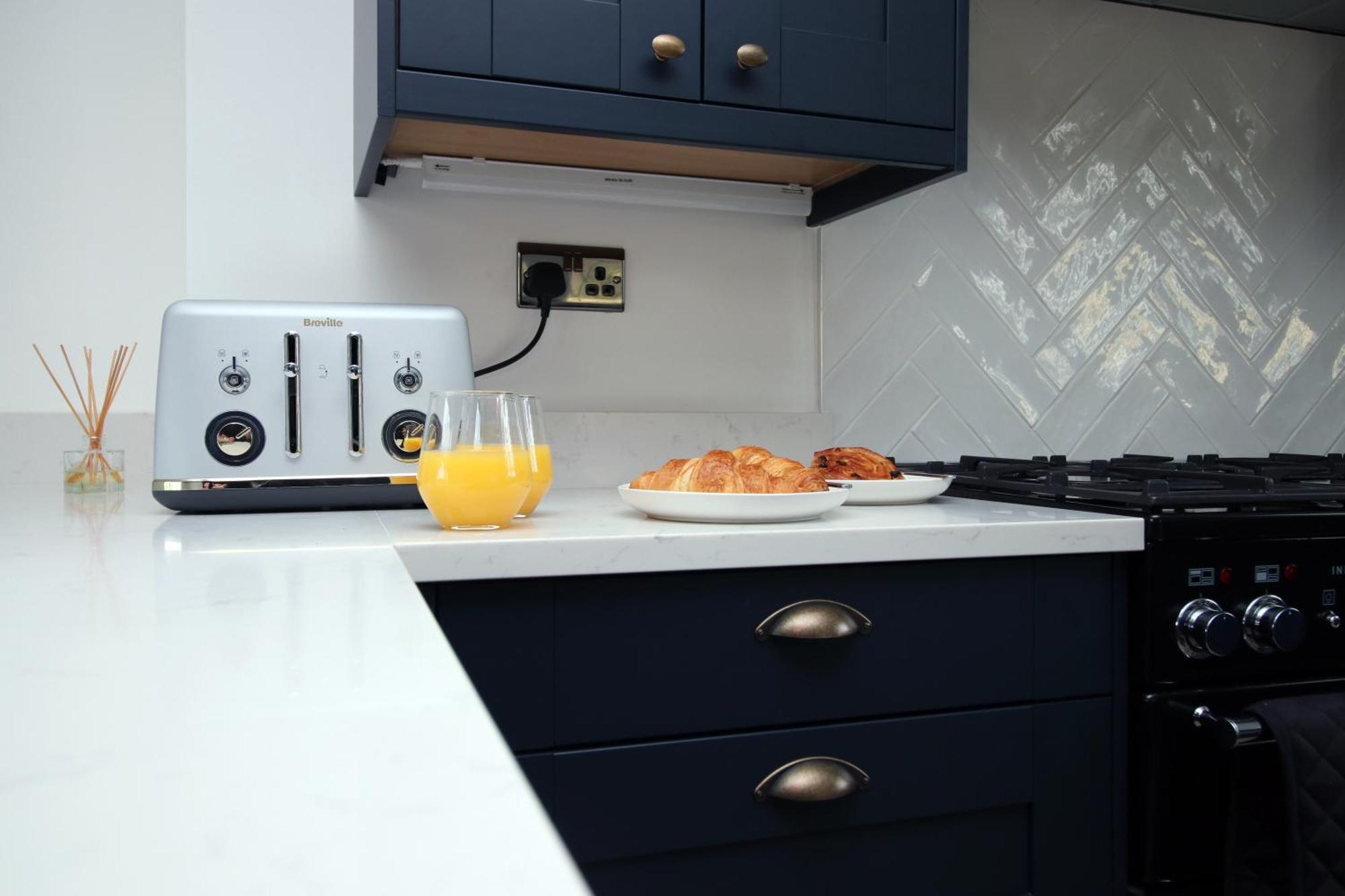 Stylish Home In Bath With Driveway Parking, 10Min From City Bagian luar foto