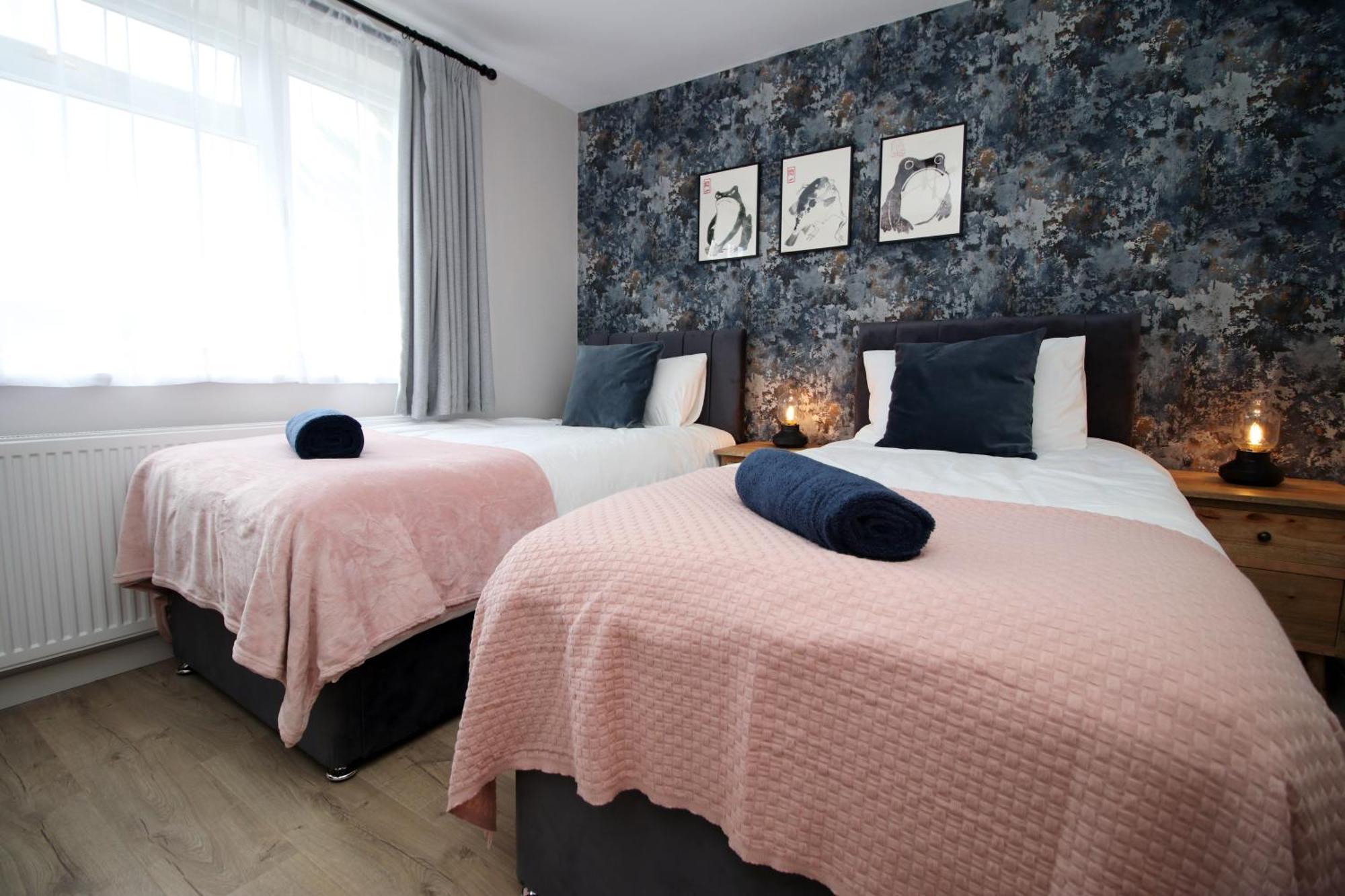 Stylish Home In Bath With Driveway Parking, 10Min From City Bagian luar foto