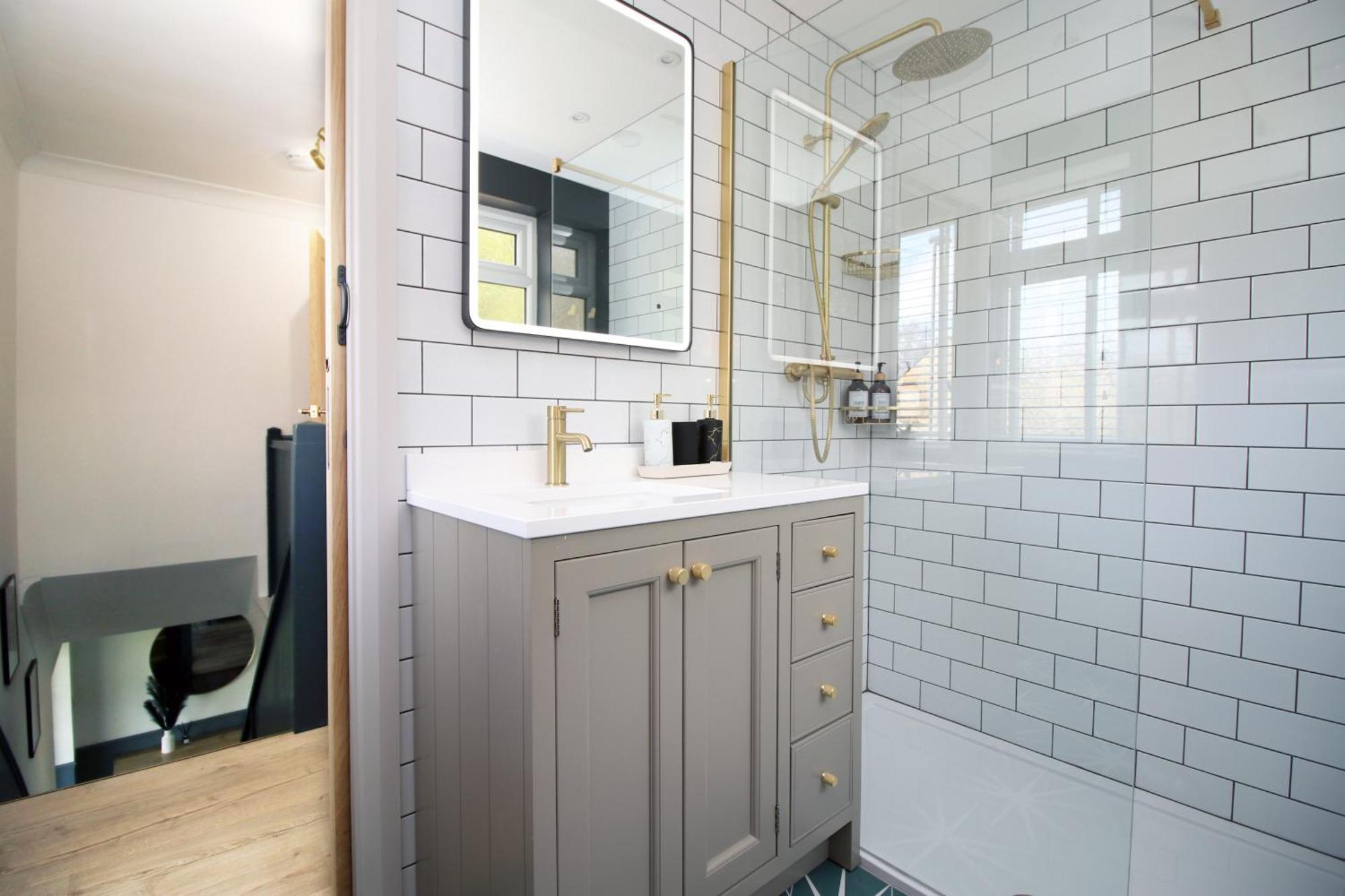 Stylish Home In Bath With Driveway Parking, 10Min From City Bagian luar foto