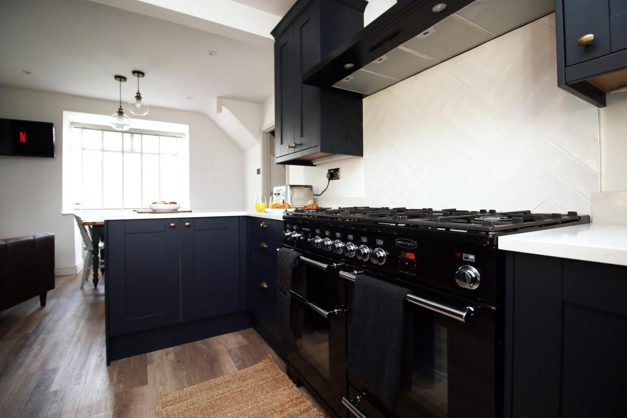 Stylish Home In Bath With Driveway Parking, 10Min From City Bagian luar foto