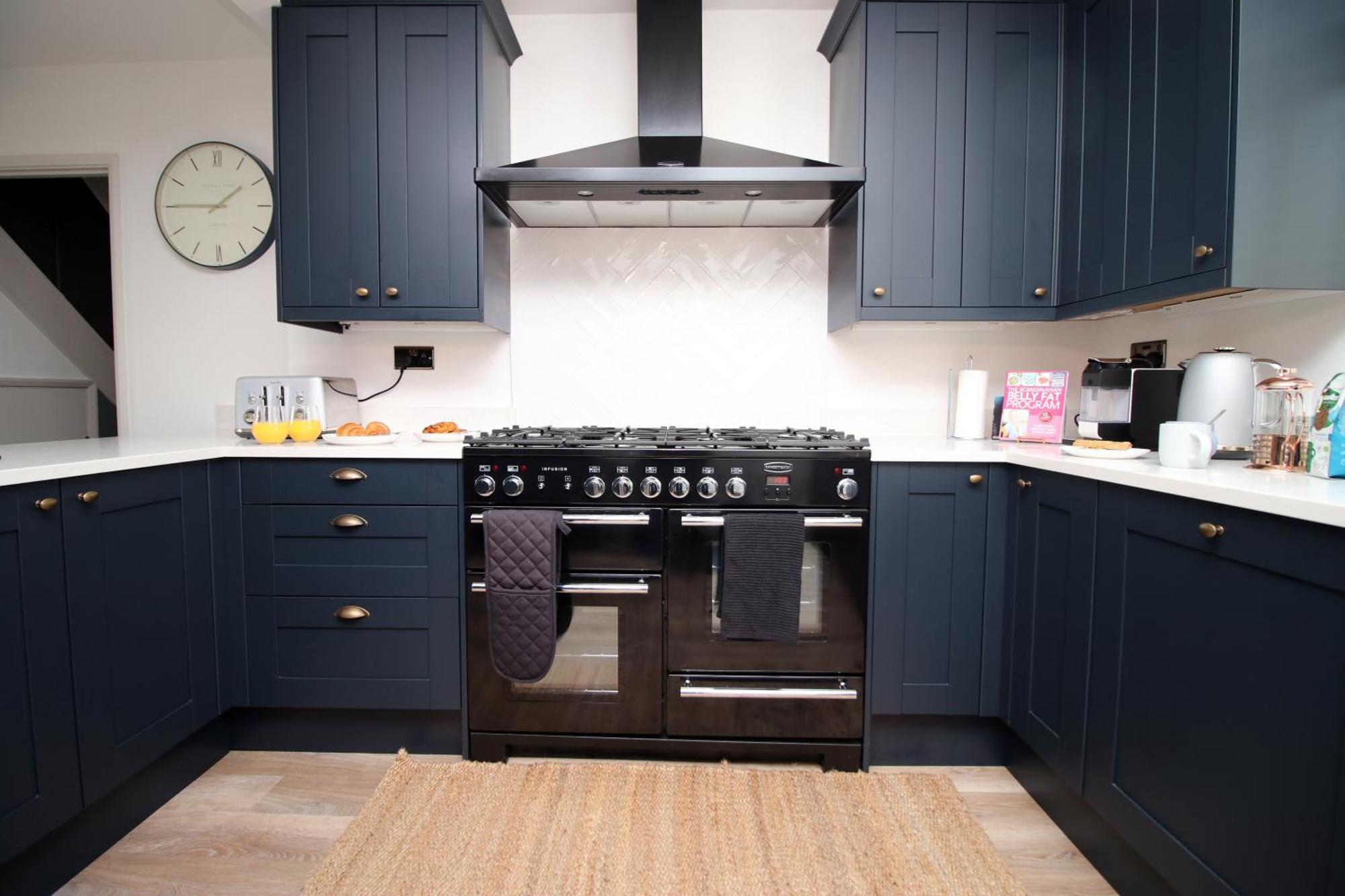 Stylish Home In Bath With Driveway Parking, 10Min From City Bagian luar foto